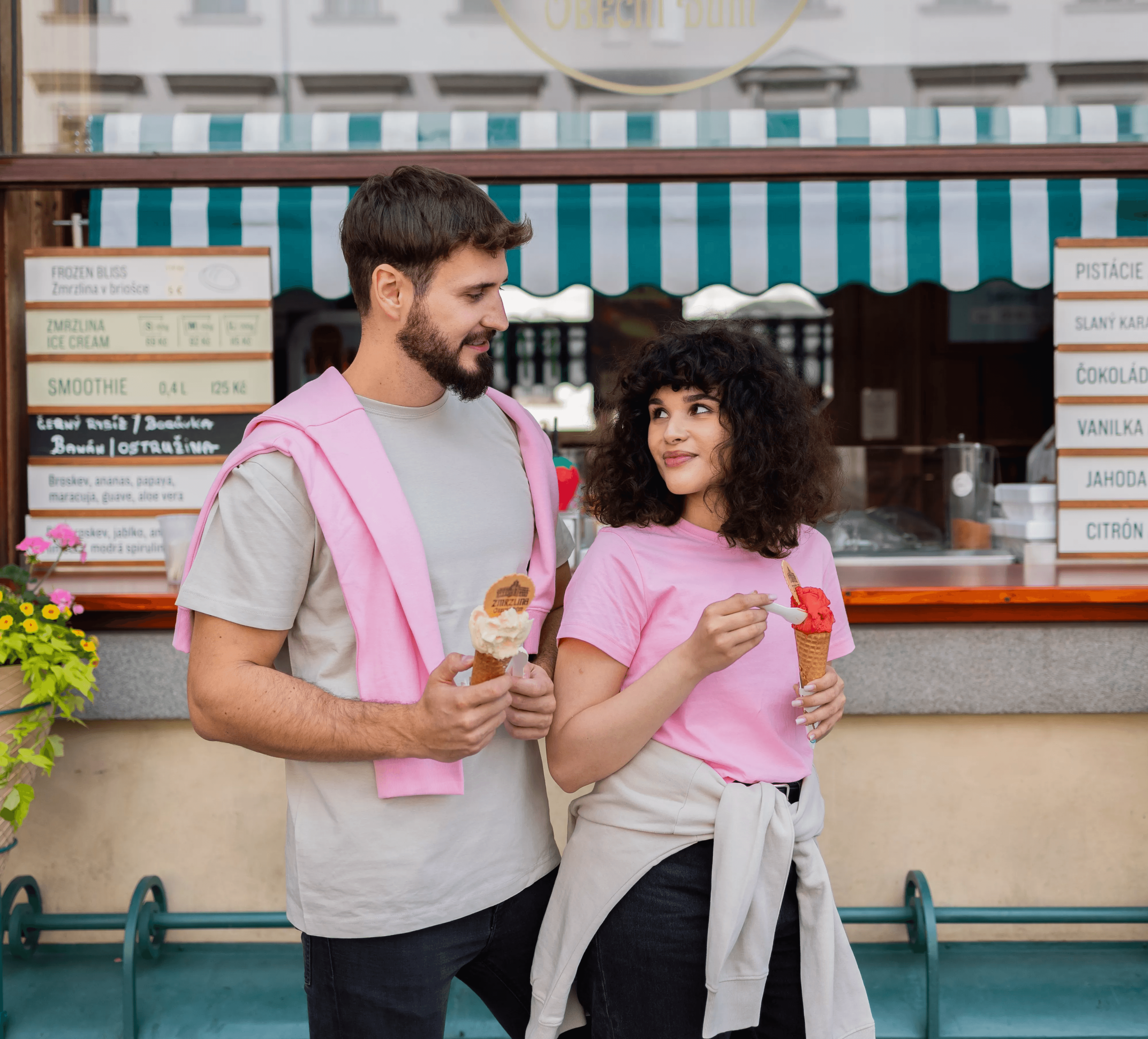 Ruka držící designovou kabelku