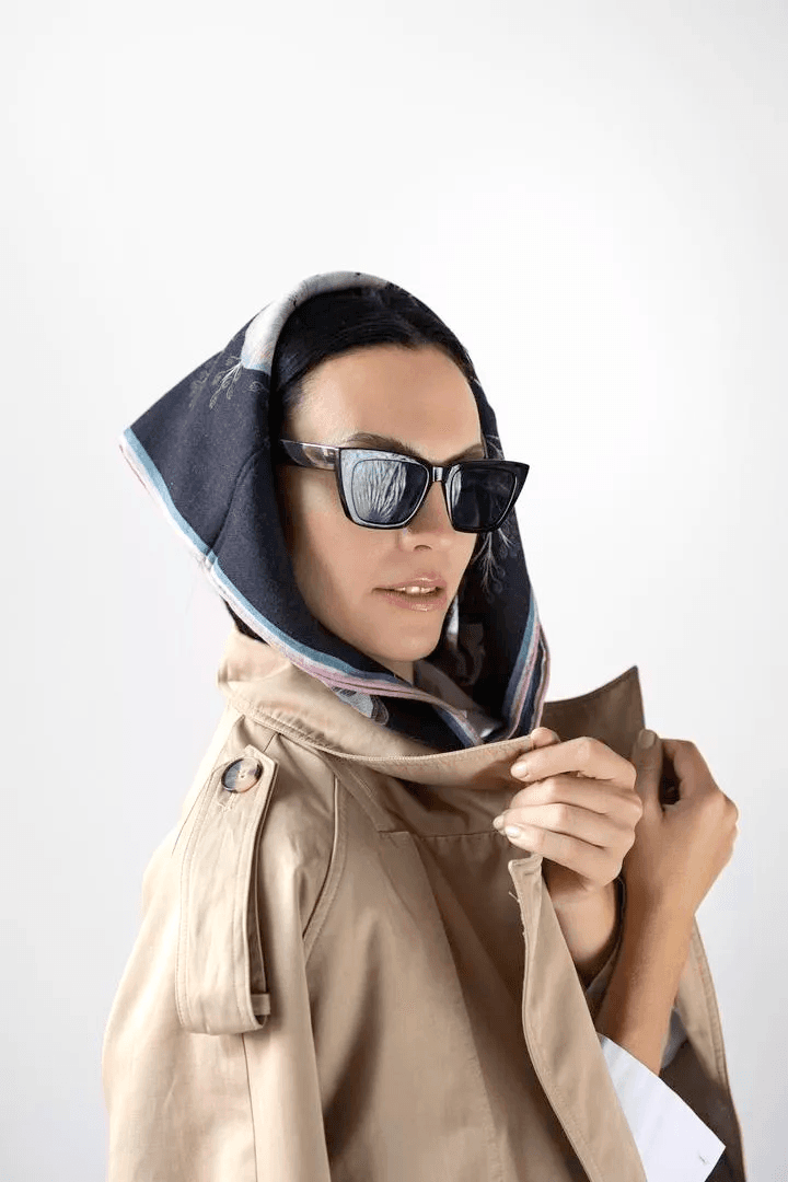 Žena v žlutém modelu pózující